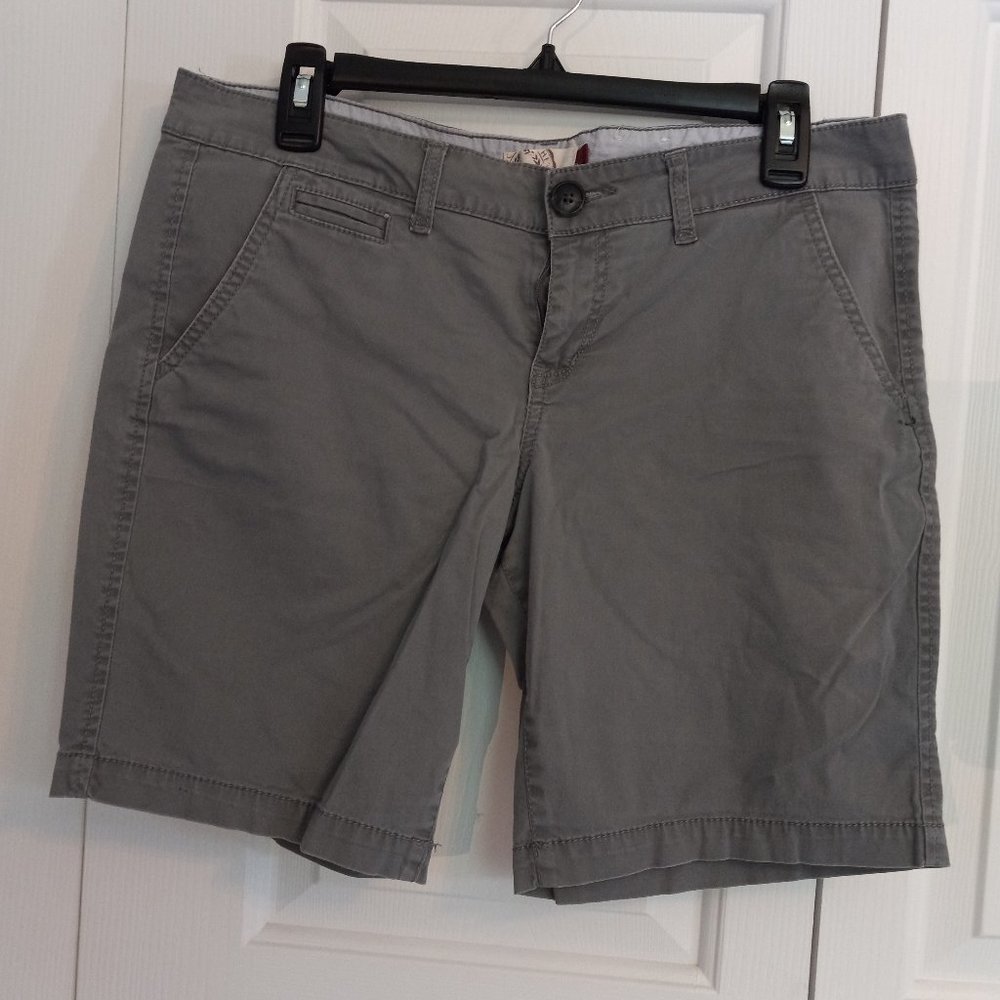 Grey bermuda shorts, size 11
